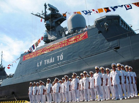 Tháng 8/2011, hải quân Việt Nam tiếp nhận tàu hộ vệ tên lửa Gepard thứ hai, số hiệu HQ-012 Lý Thái Tổ. Tàu hộ vệ tên lửa HQ-012 Lý Thái Tổ là loại tàu Gepard 3.9, do Công ty Roso Bopne Xport (Nga) sản xuất, được biên chế trong đội tàu của Bộ Tư lệnh vùng D Hải quân. Tàu dài hơn 100 m, rộng 13 m, được trang bị hệ thống vũ khí phòng vệ và tấn công hiện đại. Tàu có thể chịu được sóng gió cấp 10-12. Trong ảnh là toàn bộ thủy thủ tàu HQ-102 Lý Thái Tổ tại quân cảng Cam Ranh sáng 22/8/2011. Ảnh: Nguyễn Nam Anh